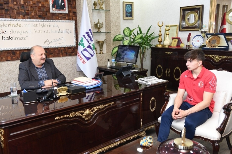 Başkan Tavlı, Başarılı Sporcuyu Ödüllendirdi