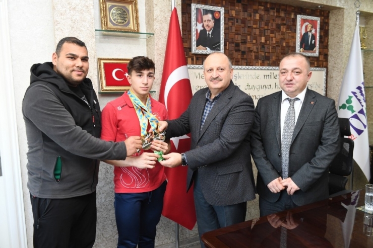 Başkan Tavlı, Başarılı Sporcuyu Ödüllendirdi