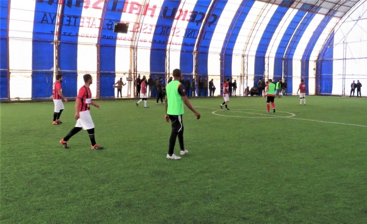 Siyahi Futbolcu Turnuvaya Renk Kattı