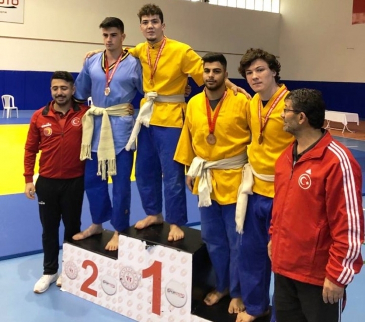 Yunusemreli Kuşak Güreşçilerinden 3 Madalya