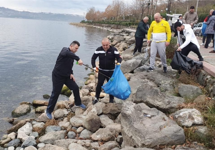 Sapanca Gölü Çevresinde Çöp Topladılar