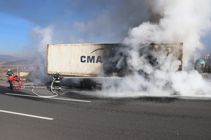 Bolu’da, Lastiği Patlayan Tırın Dorsesi Alev Alev Yandı