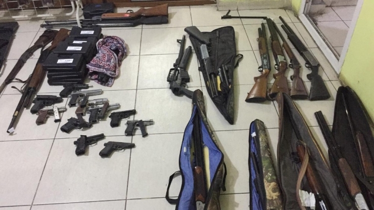 Bursa’da Kaçak Silah Tacirlerine Şafak Operasyonu... Onlarca Silah Ve Tüfek Yakalandı