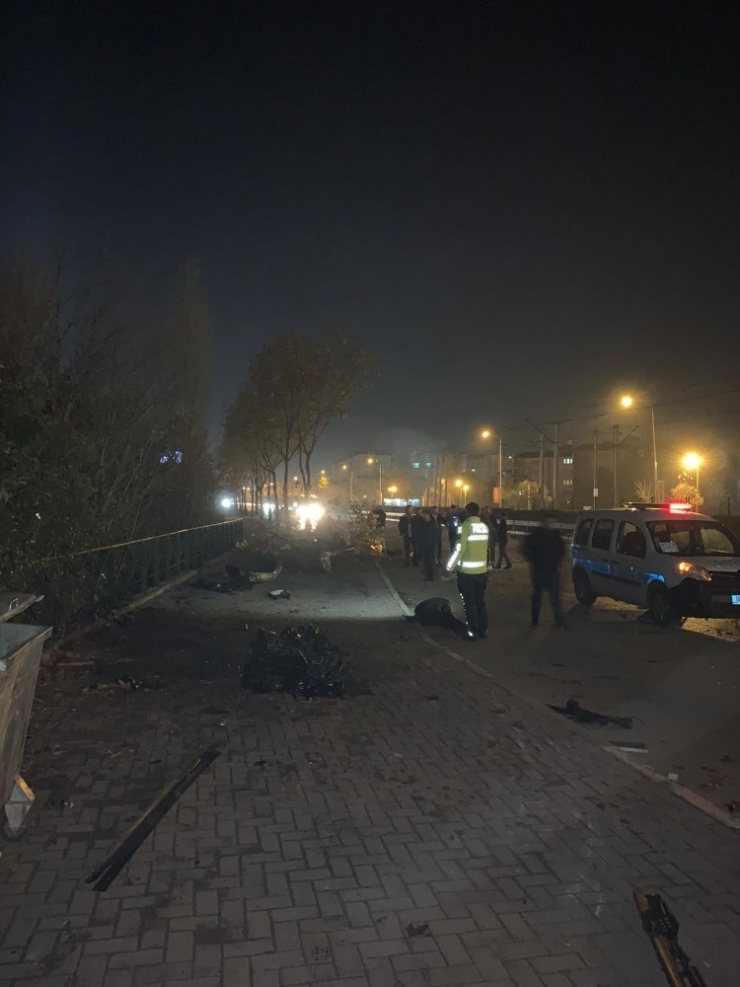 180 Kilometre Hızla Önce Ağaca, Sonra Da Otobüs Durağı Çarptı