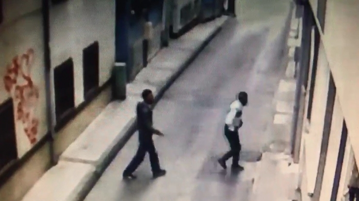 Yabancı Uyruklu Hırsızlar İkizlerin Bebek Arabasını Böyle Çaldı