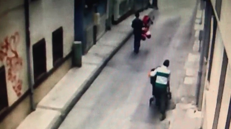 Yabancı Uyruklu Hırsızlar İkizlerin Bebek Arabasını Böyle Çaldı