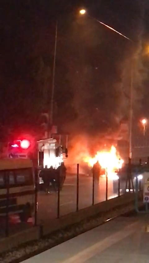 Seyir Halindeki Otomobil Alev Alev Yandı, 3 Kişi Ölümden Döndü