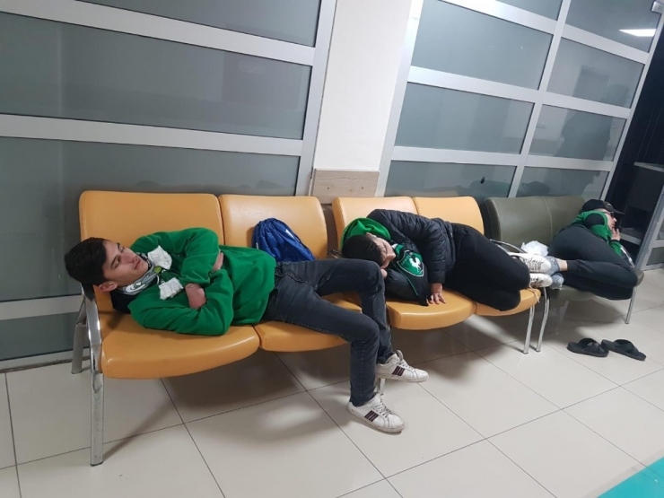 Yolda Kalan Denizlispor Taraftarları Devlet Hastanesi’ne Sığındı