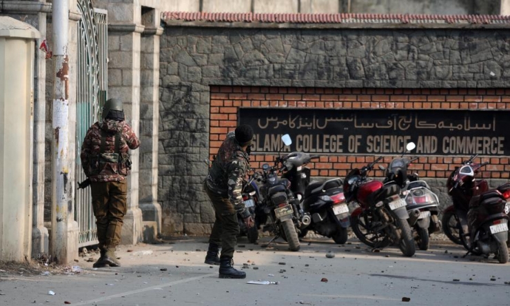 Hindistan’da Polis Ve Göstericiler Arasında Arbede