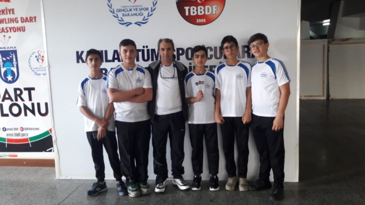 Isparta’da Antrenör Muhtarın Çalıştırdığı Dart Sporcusu Türkiye 3.’sü Oldu