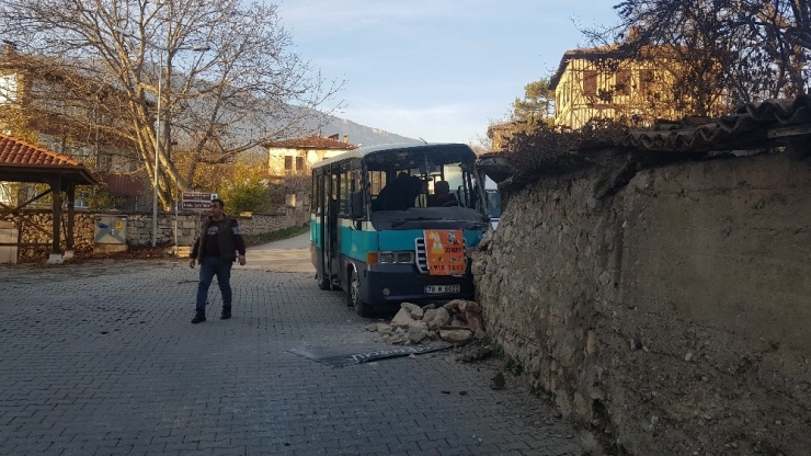 Yolcu Minibüsü Duvara Çarptı: 2 Yaralı