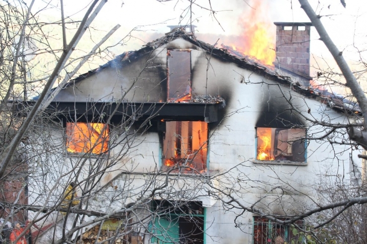 Yanan Evlerini Gözyaşları İçinde İzlediler