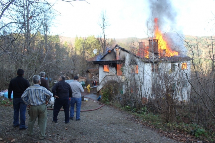 Yanan Evlerini Gözyaşları İçinde İzlediler