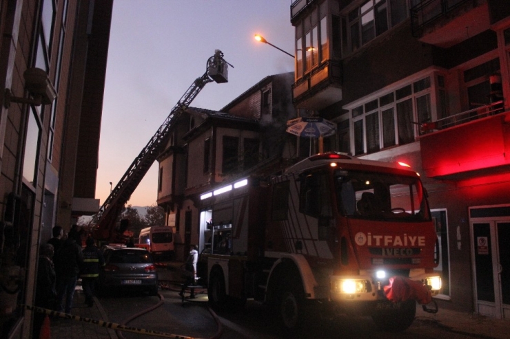 İzmit’te Tarihi Ahşap Binada Çıkan Yangın Büyük Hasara Neden Oldu