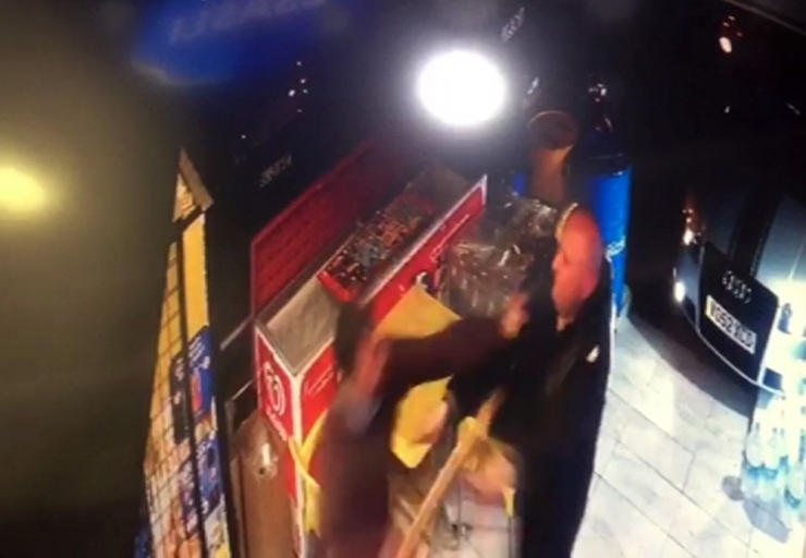 İş Yerine Araçla Girip Dükkan Sahibini Bıçaklayan Şahıs Kamerada