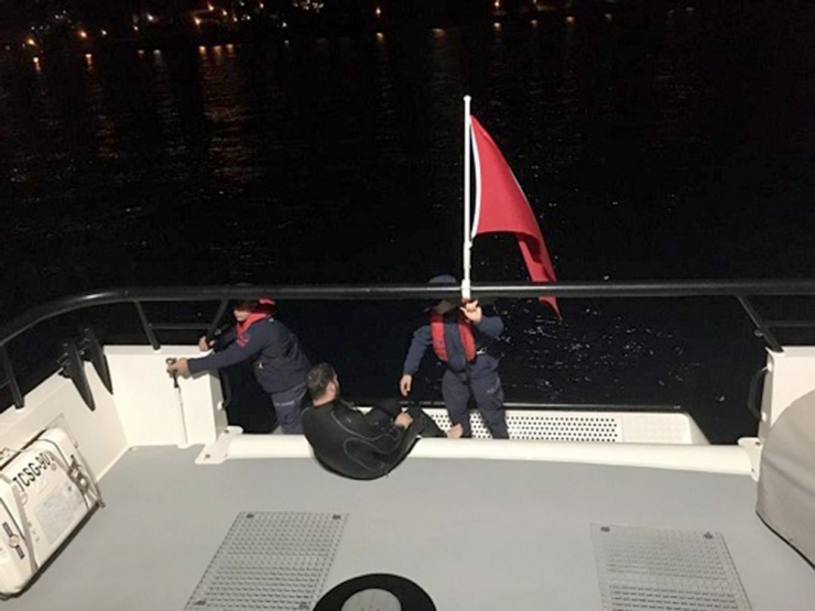 46 Kilometreyi Yüzerek Kaçmaya Çalıştı