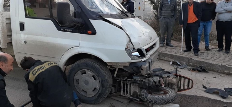 Kamyonetin Altına Giren Motosikletten Yaralı Kurtuldu