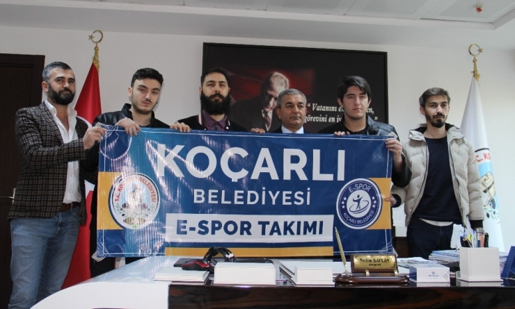 Başkan Kaplan, Sanal Alemdeki Başarılı Ekibe Gerçek Alemde Tebrik Etti