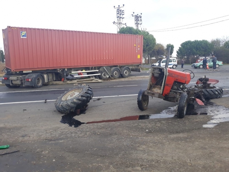 Tırla Çarpışan Traktör Parçalara Bölündü: 1 Yaralı
