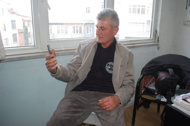 Yolda Bulduğu Telefonu Sahibine Verdi