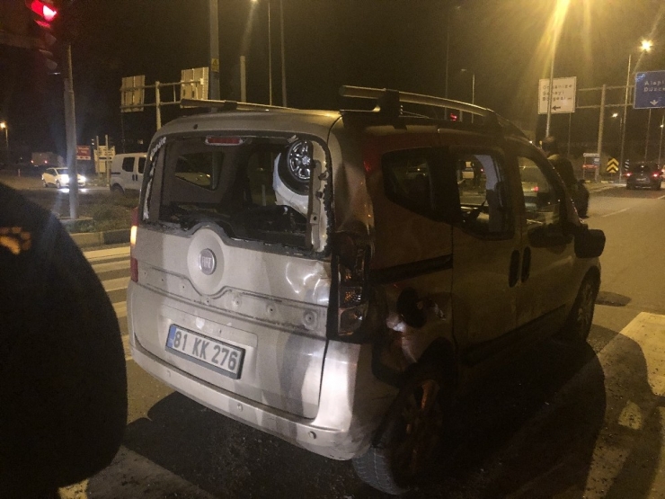 Motosikletiyle Kırmızı Işıkta Duran Araca Çarptı: 1 Yaralı