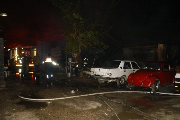 Oto Kaportacıda Yangın: 2 Köpek Telef Oldu