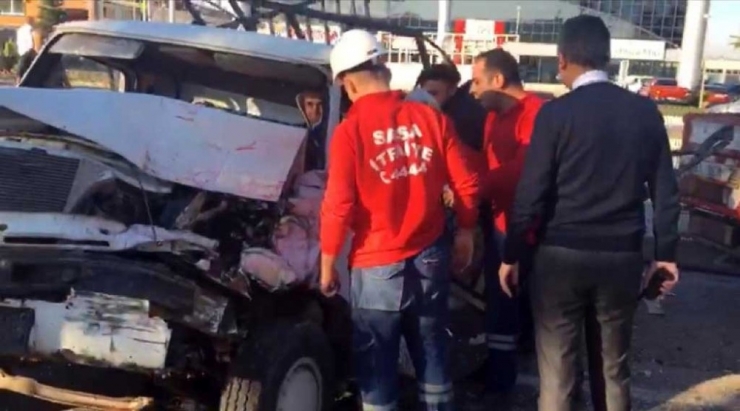 Vinç Kırmızı Işıkta 8 Araca Çarptı: 5 Yaralı