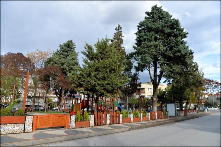 Park Ve Bahçelere Bakım Çalışması Yapılıyor