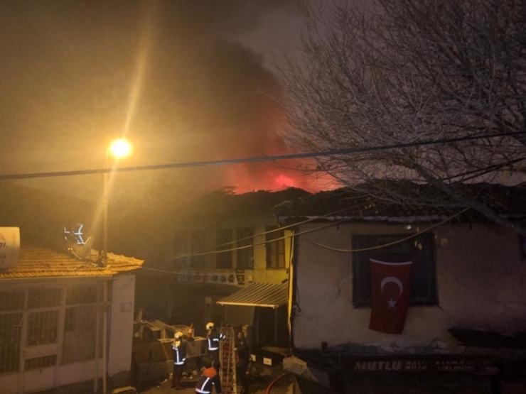 Başkent’te 2 Katlı İş Yeri Alevlere Teslim Oldu