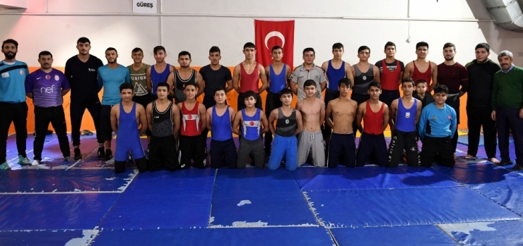 Büyükşehir Güreş Takımı İşi Sıkı Tutuyor