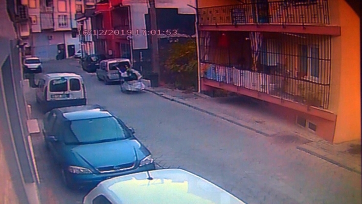 Bebek Arabasını, El Arabası İle Çalıp Götürdü