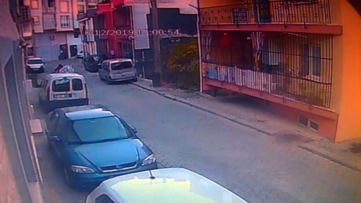 Bebek Arabasını, El Arabası İle Çalıp Götürdü