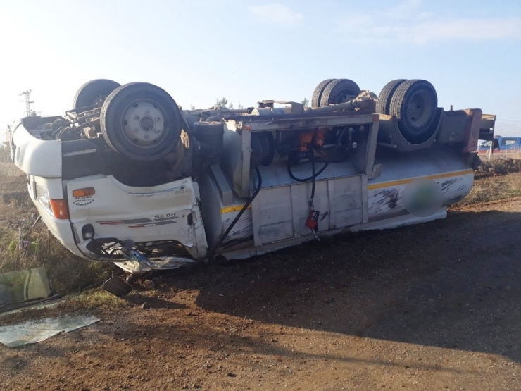 Freni Patlayan Yakıt Tankeri Takla Attı