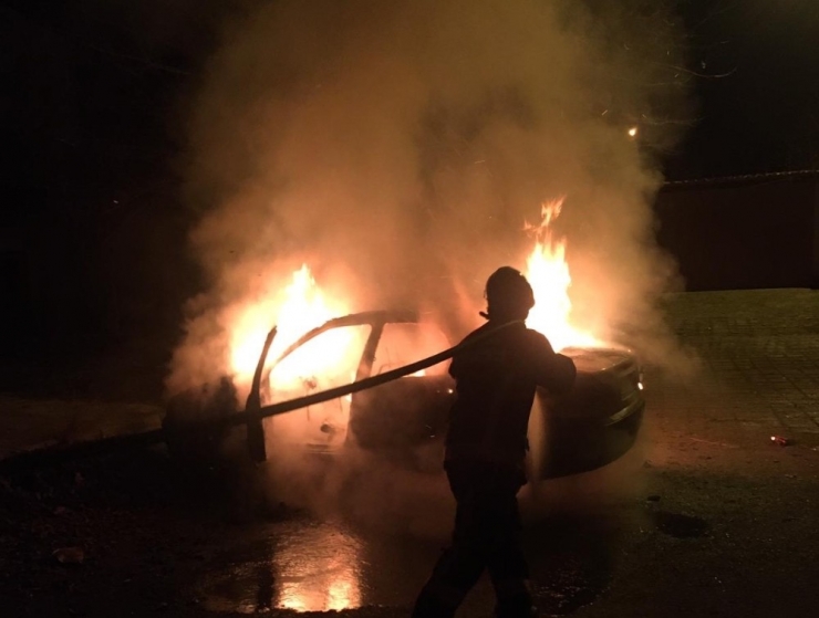 Elazığ’da Otomobil Alev Alev Yandı