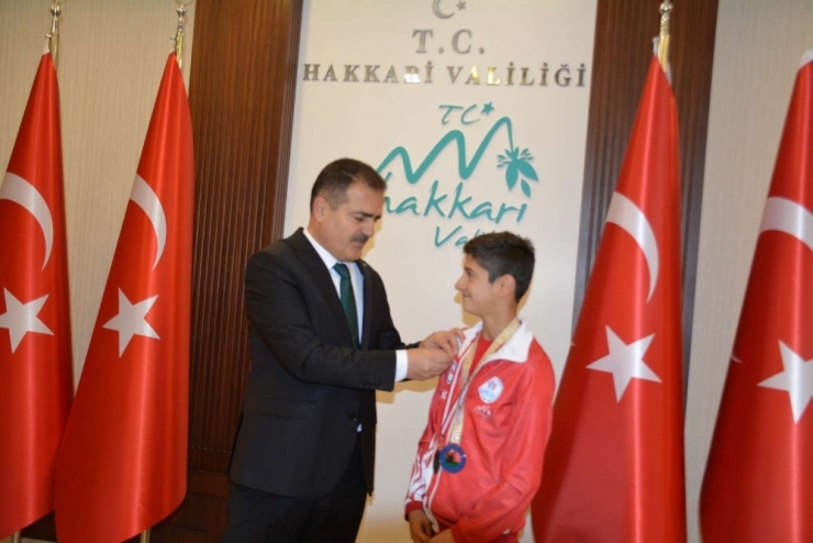 Vali Akbıyık, Balkan Şampiyonunu Altınla Ödüllendirdi