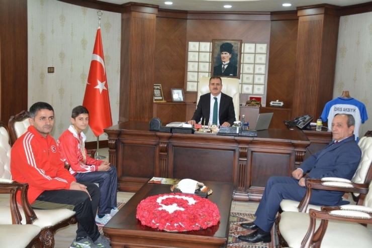 Vali Akbıyık, Balkan Şampiyonunu Altınla Ödüllendirdi