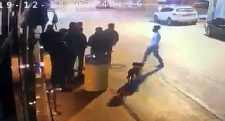 Isparta’da Alkollü Mekan Önünde Dört Kişinin Yaralandığı Silahlı Saldırı Anı Kamerada