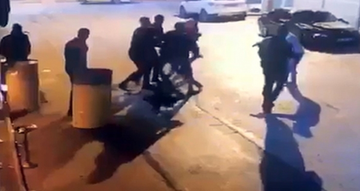 Isparta’da Alkollü Mekan Önünde Dört Kişinin Yaralandığı Silahlı Saldırı Anı Kamerada