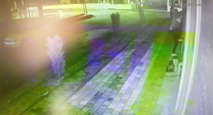 Hırsız Örümcek Adam Gibi Tırmandı Önce Anahtar Sonra Lüks Cipi Çaldı