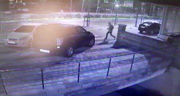 Hırsız Örümcek Adam Gibi Tırmandı Önce Anahtar Sonra Lüks Cipi Çaldı