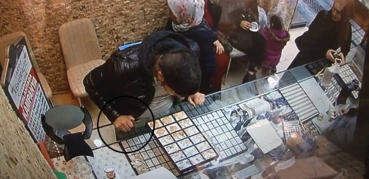 Çaldı, Giderken ’Kolyeleri Alacağım’ Deyip Bir De Para Bıraktı