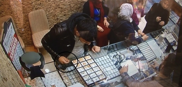Çaldı, Giderken ’Kolyeleri Alacağım’ Deyip Bir De Para Bıraktı
