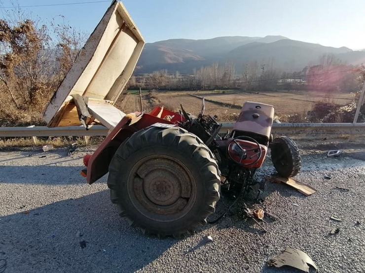 Yol Süpürme Aracı İle Minibüs Çarpıştı: 1 Yaralı