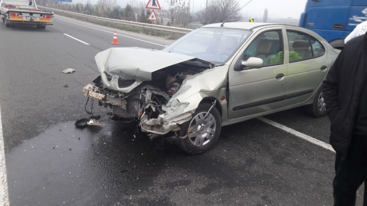 Otomobil Bariyerlere Çarptı; 2 Yaralı