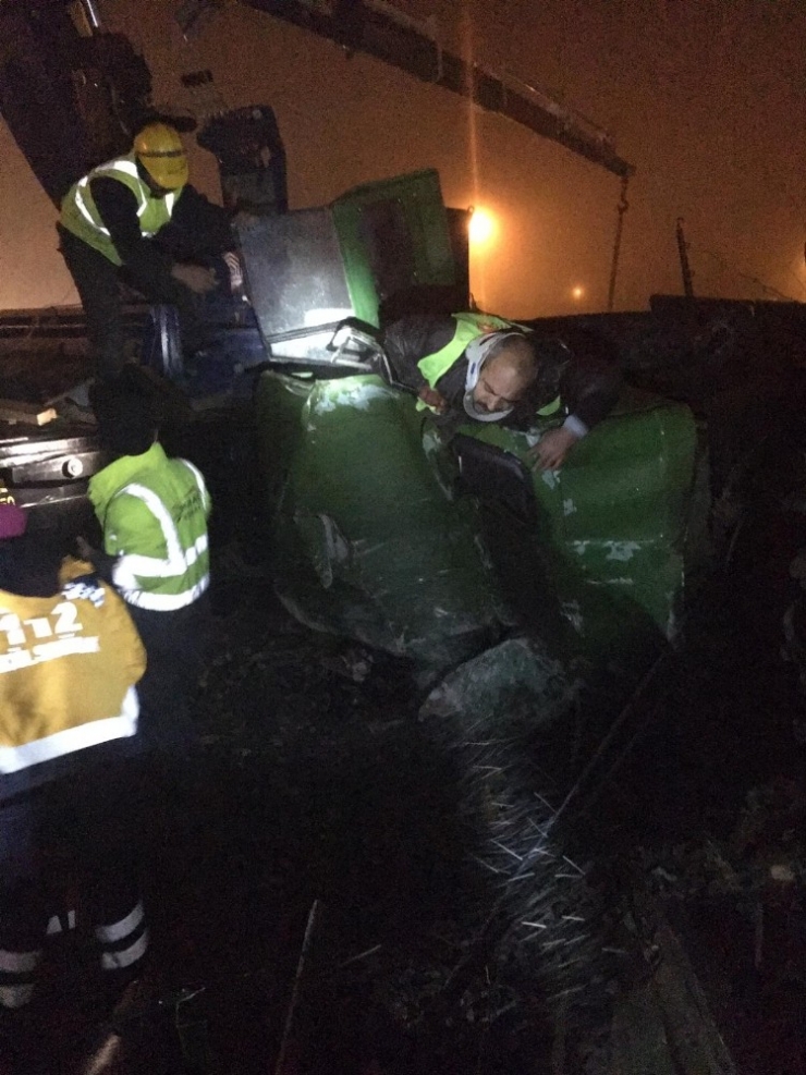 Raydan Çıkan Tren Çekicisi Devrildi: 3 Yaralı