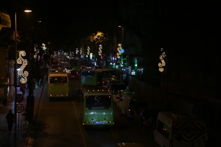 İzmit’in İşlek Caddesi Işıl Işıl Oldu