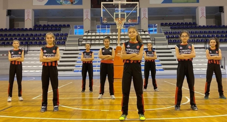 Turgutlu Belediyesinden Manisa Karmasına 8 Oyuncu