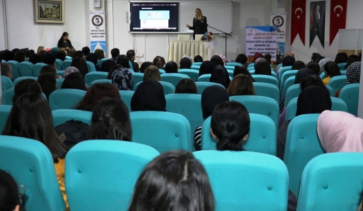 Van’da ‘Bilimin Işığıyla Aydınlanan Akademik Yol’ Konferansı