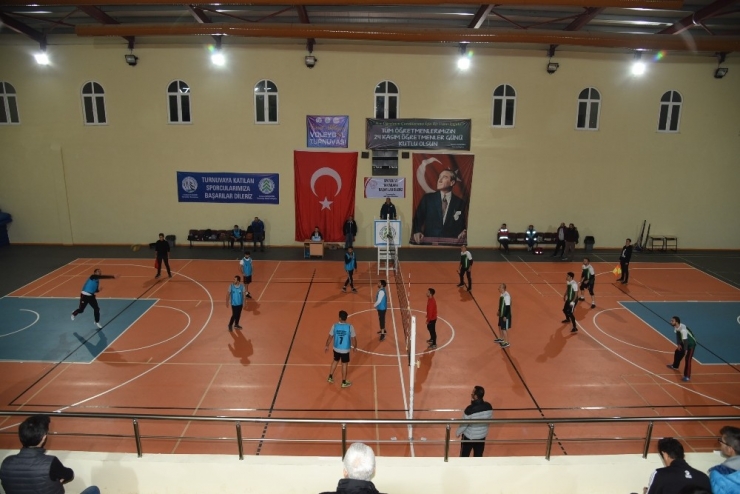 Voleybol Turnuvasında Şampiyon Dursunbey Mtal Oldu