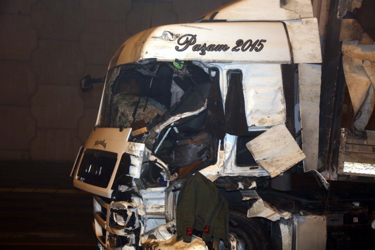 Başkent’te Yoğun Siste Virajı Alamayan Tır Refüje Çarptı: 1 Ölü